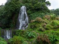 Beim großen Wasserfall im Parque Natural da Ribeira dos Caldeirões - São Miguel